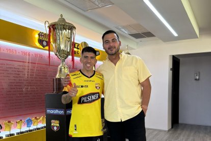 Braian Oyola con la camiseta amarilla junto a Antonio Álvarez, presidente del Barcelona.