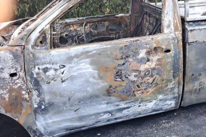 El vehículo tras ser consumido por las llamas