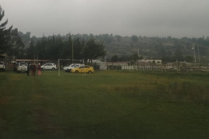 Hasta el lugar donde se suscitó la muerte violenta llegaron uniformados a realizar el procedimiento.