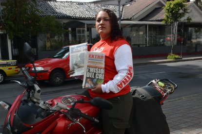 Fátima Arreaga maneja una moto para hacer las entregas en el norte de la ciudad.