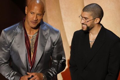 Dwayne Johnson (i) y Bad Bunny (d) durante la ceremonia.