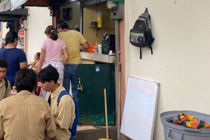 Las picanterías a las afueras del colegio Vicente Rocafuerte estaban llenas de 'vicentinos'.