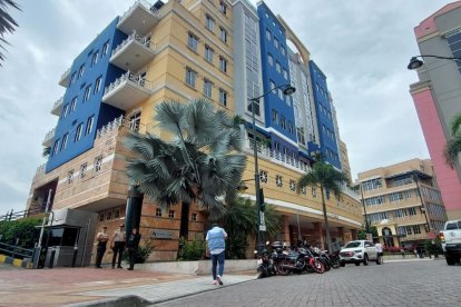 Este es el edificio que fue evacuado por prevención en el Puerto Santa Ana.