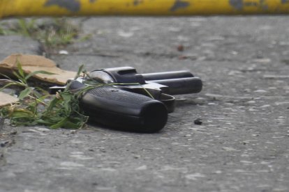 El revólver encontrado cerca del cadáver.