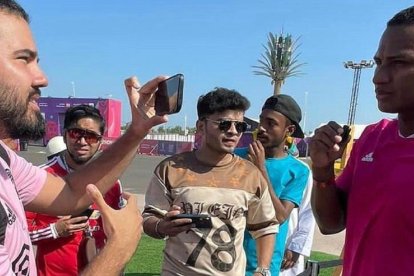 Saavedra, en una de sus coberturas, junto a Antonio Valencia.