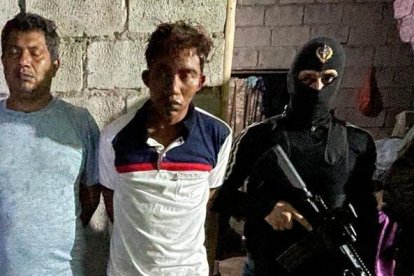 Los dos detenidos y las pruebas fueron presentadas ante las autoridades competentes.