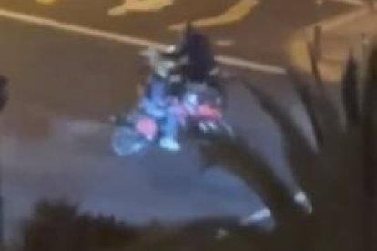 Las motocicletas recorrían la zona sin respetar las normas viales ni sociales.