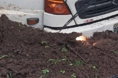 Las llantas del automotor quedaron enterradas en el lodo.