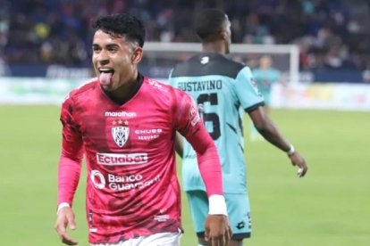 Kendry Páez hizo un golazo ante Cumbayá.