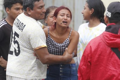 La joven, al retirarse del lugar, empezó a llorar. Familiares mencionaron que irían a la morgue.
