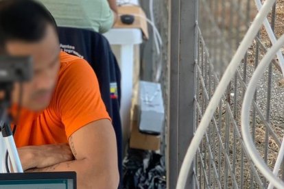 A los reos les toman fotografías de tatuajes,  cicatrices, registran sus huellas dactilares e iris de los ojos.