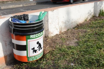Tienen basureros con indicaciones de lo que se puede arrojar en los mismos.