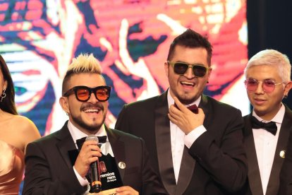 Papaya Dada recibiendo uno de sus premios.