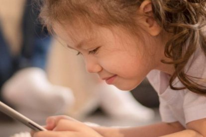 Los niños suelen perder la atención en otras actividades mientras usan aparatos electrónicos.
