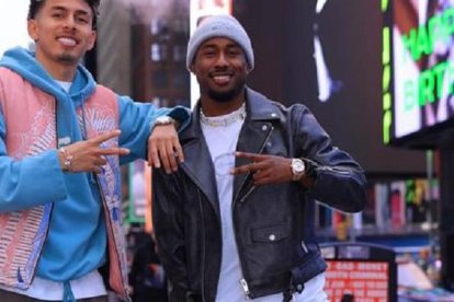 Jeremy Sarmiento y John Yeboah en Times Square, posando como modelos.