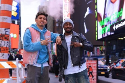 Jeremy Sarmiento y John Yeboah en Times Square, posando como modelos.