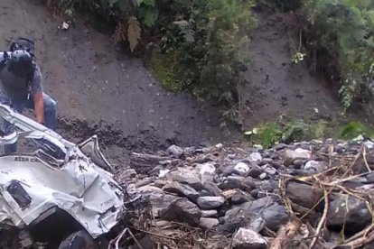 Uno de los carros destruidos por las piedras y la palizada.