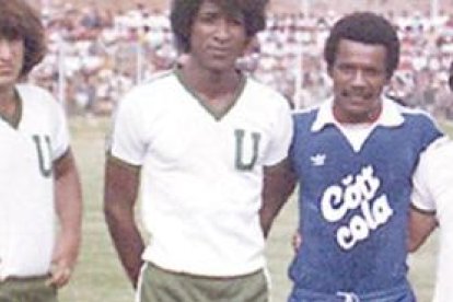 Klinger (c) destacó por su estatura, fuerza y orden en la zaga de Liga de Portoviejo.