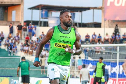 Gabriel Achilier cuando defenfía la camiseta de Orense, antes fue figura en Emelec.