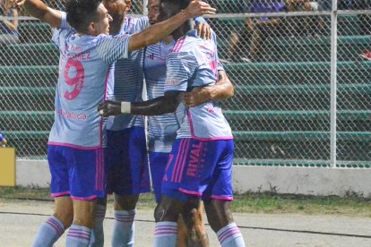 Facundo Castelli celebra con sus compañeros el gol de Emelec en el estadio Nueve de Mayo de Machala.