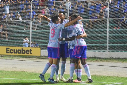 Facundo Castelli celebra con sus compañeros el gol de Emelec en el estadio Nueve de Mayo de Machala.