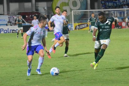 Orense y Emelec se midieron en Machala.