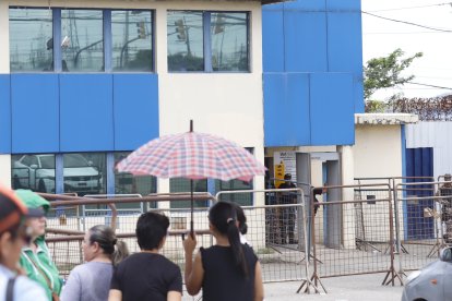 Familiares de los privados de libertad se concentraron este jueves 28 de marzo fuera del centro carcelario.