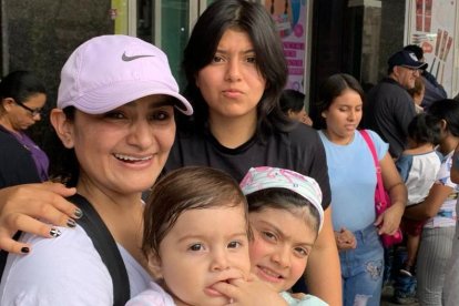 Gabriela Baroja junto a sus hijas hacía fila para comprar antes de que suban los precios.