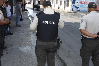 Policías resguardaron el sector en un lapso de la mañana de este domingo 31 de marzo.