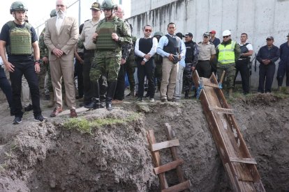 El primer mandatario realizando la inspección del sitio.