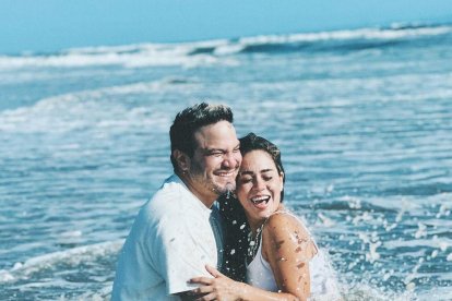 Leonardo Moreira y su novia se realizaron una sesión de fotos en la playa.