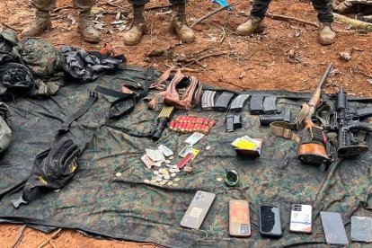 Entre las evidencias que se encontraron constaban un fusil, pistolas y municiones.