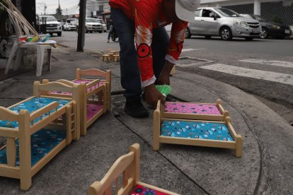 Le lleva poco tiempo desempacar su mercadería y que las personas en los autos miren con atención sus productos
