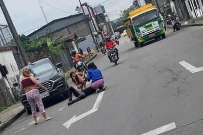 A un herido lo ayudan sus parientes.