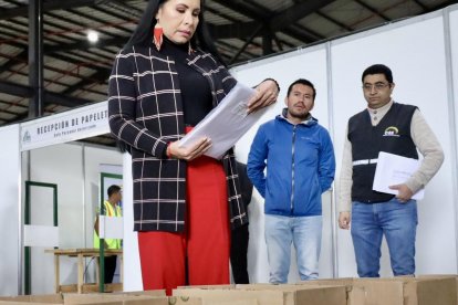 La Presidenta del Consejo Nacional Electoral, Diana Atamaint, supervisando el material electoral