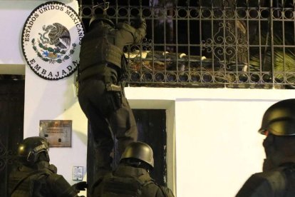 Fuerzas del orden ingresando a la Embajada de México en Quito.