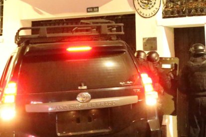 Con blindados irrumpierton en la Embajada de México.