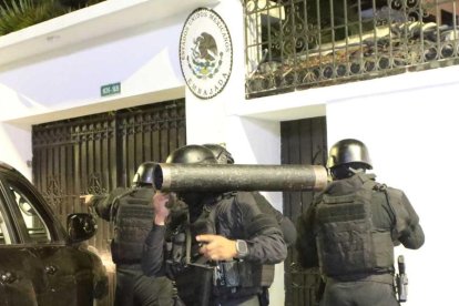 Así ingresó un grupo especial de la Policía a la Embajada de México.