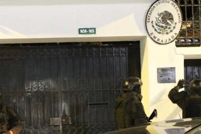 Fuerzas especiales de la Policía de Ecuador irrumpieron en la Embajada de México.
