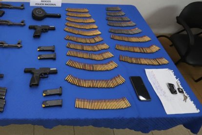 En su poder se encontraron armas y municiones.