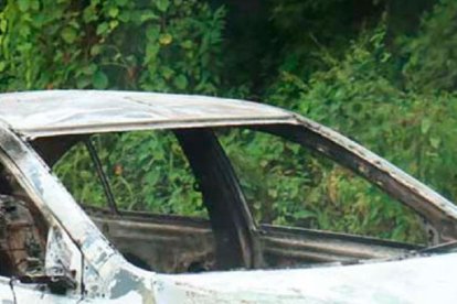 El vehículo incinerado en Arenillas quedó destruido por completo.