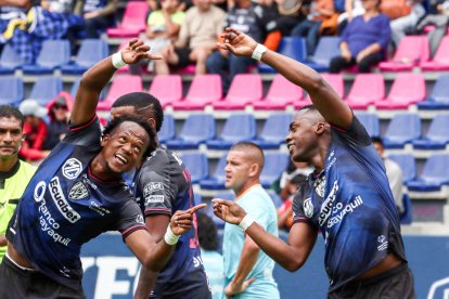 Renato Ibarra (D) es el flamante refuerzo de Mushuc Runa para este 2026.