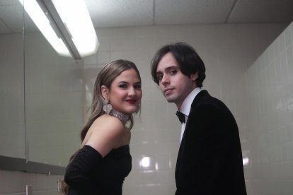 Luego de anunciar su relación con Mar en agosto, Oskar brindó un concierto en España, y de la emoción se puso una camiseta con la cara de ella estampada.