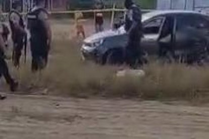 Policías buscaron indicios en el carro y alrededores.