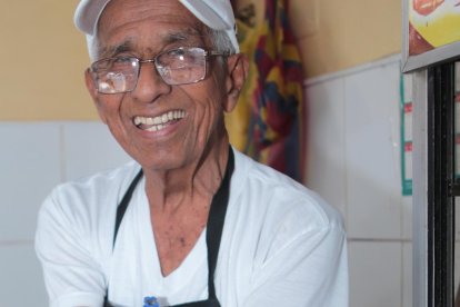 Segundo tiene 64 años vendiendo mariscos.