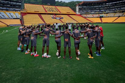 Una oración antes del partido con Talleres. Barcelona quedó listo para su debut de local en la Copa Libertadores.