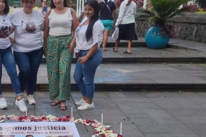 Familiares de las víctimas en el plantón en Santo Domingo.