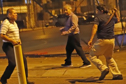 Luego, una correa fue la que usaron para intimidarlo.