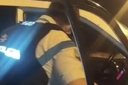 El gendarme las asistió en todo el trayecto hasta que la fémina no pudo más y trajo a su bebé al mundo.