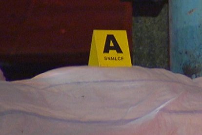 Tres de las cinco víctimas murieron en el sitio y sus cuerpos fueron tapados con sábanas blancas.